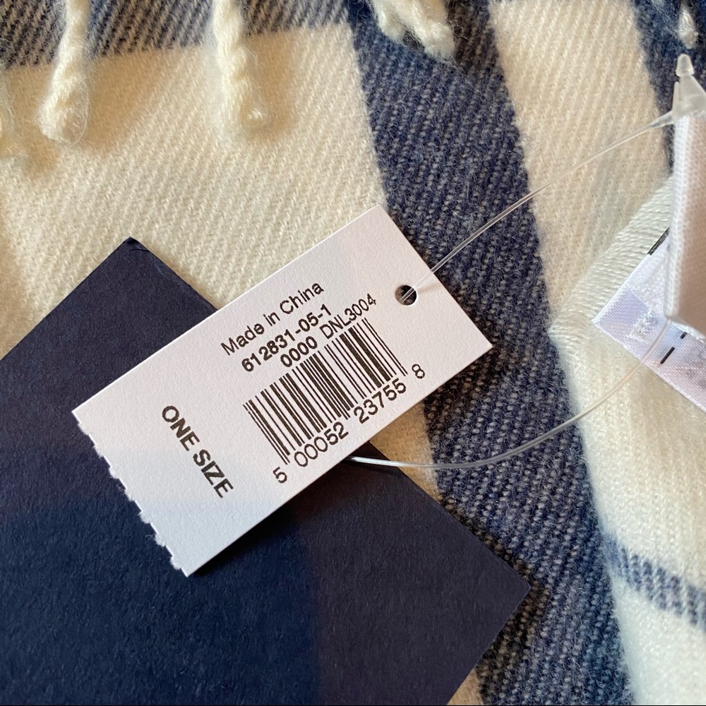 GAP cream and navy blue plaid wrap scarf with fringe one/size NWT - Picture 4 of 5